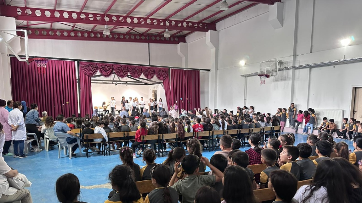 OKULUMUZDA YAPILAN DÖNEM SONU MÜZİK PROGRAMI ANLAMINA UYGUN ŞEKİLDE GERÇEKLEŞTİRİLDİ